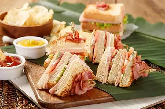 Club sándwich gourmet - Receta económica - Cómida fácil y rápida