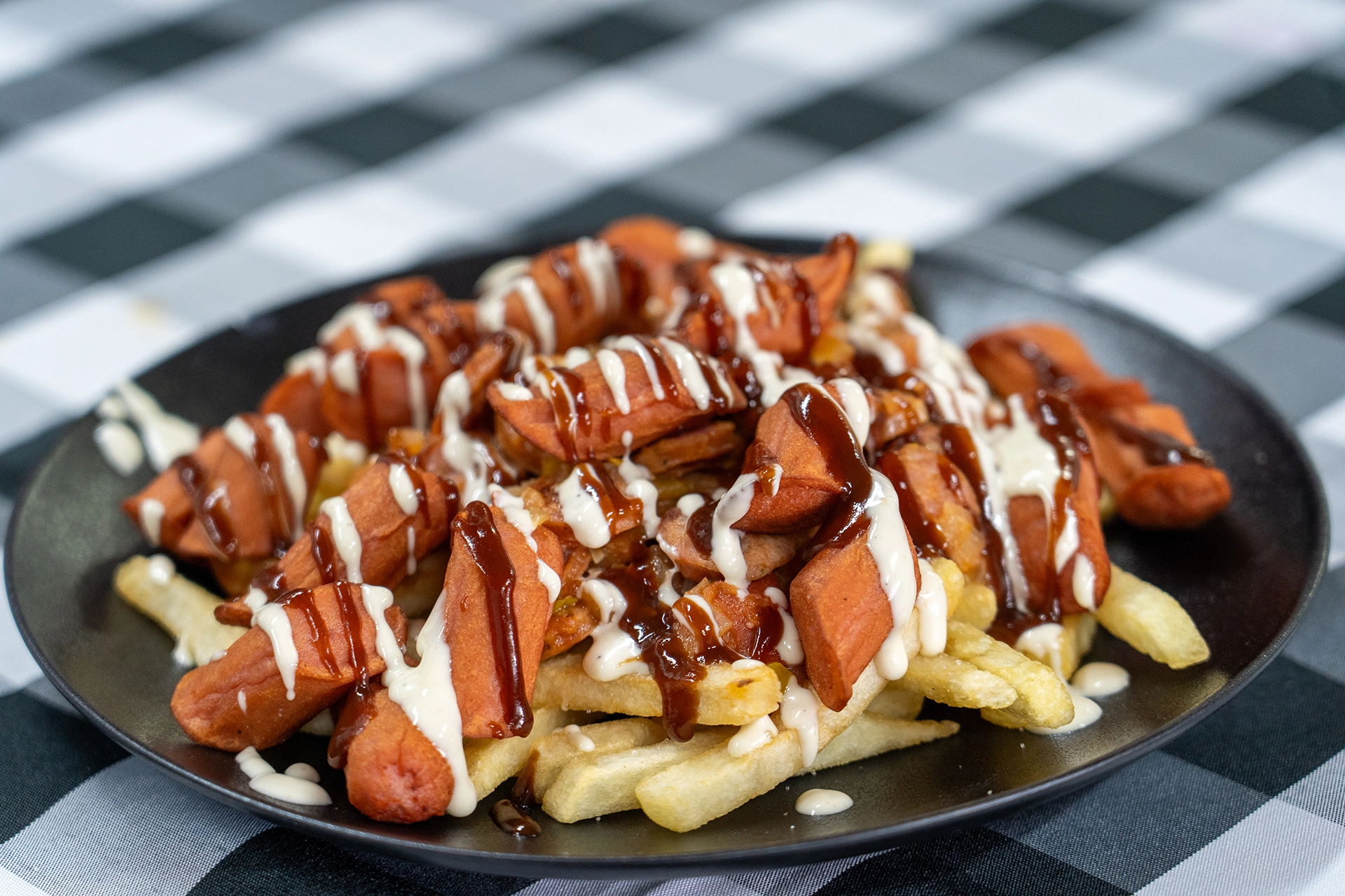 Salchipapas criollas